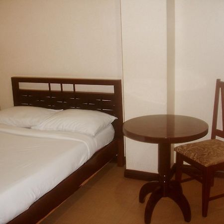 Hôtel Roxas Midtown Extérieur photo