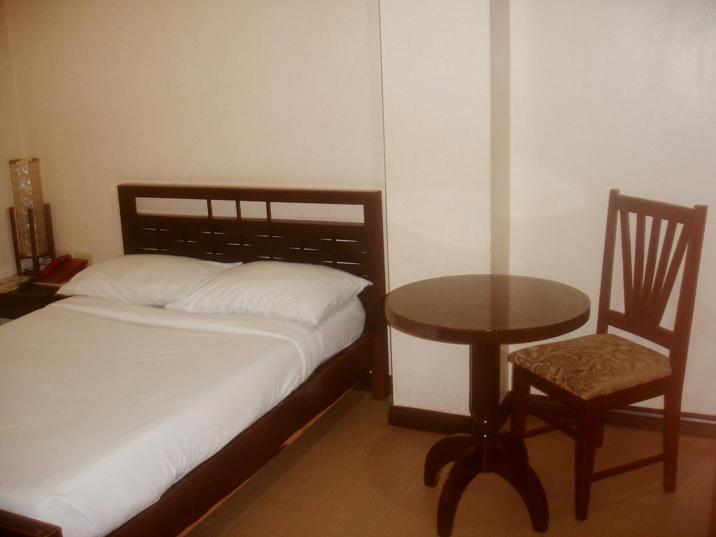 Hôtel Roxas Midtown Extérieur photo